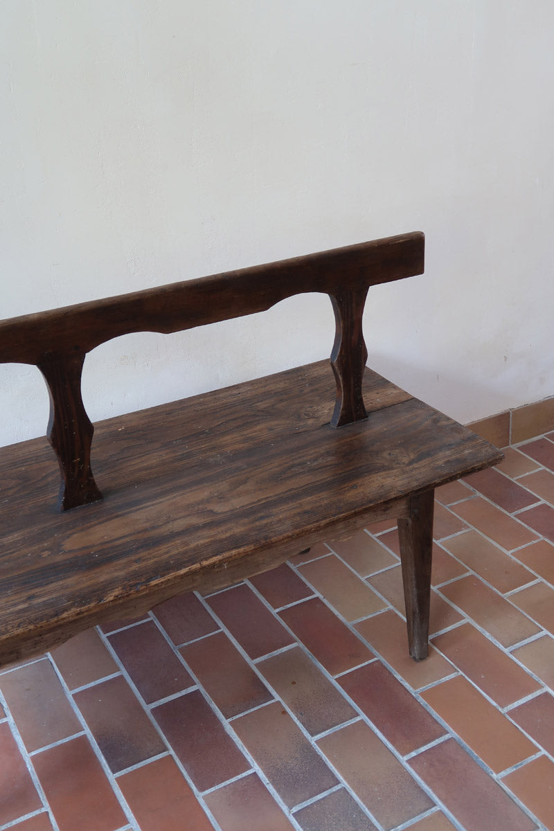 Banc rustique ancien bois massif chantourné, dossier ajouré montants festonnés, assise planche pleine patinée, mobilier vernaculaire français campagne