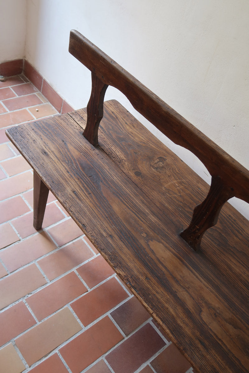 Banc rustique ancien bois massif chantourné, dossier ajouré montants festonnés, assise planche pleine patinée, mobilier vernaculaire français campagne