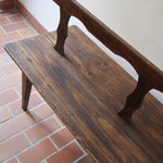 Banc rustique ancien bois massif chantourné, dossier ajouré montants festonnés, assise planche pleine patinée, mobilier vernaculaire français campagne