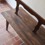 Banc rustique ancien bois massif chantourné, dossier ajouré montants festonnés, assise planche pleine patinée, mobilier vernaculaire français campagne