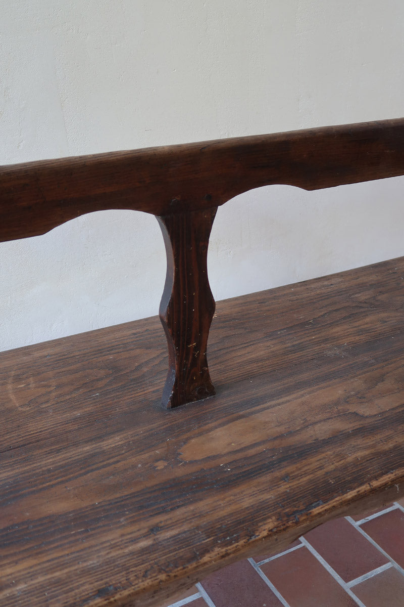 Banc rustique ancien bois massif chantourné, dossier ajouré montants festonnés, assise planche pleine patinée, mobilier vernaculaire français campagne