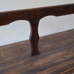 Banc rustique ancien bois massif chantourné, dossier ajouré montants festonnés, assise planche pleine patinée, mobilier vernaculaire français campagne