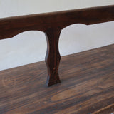 Banc rustique ancien bois massif chantourné, dossier ajouré montants festonnés, assise planche pleine patinée, mobilier vernaculaire français campagne