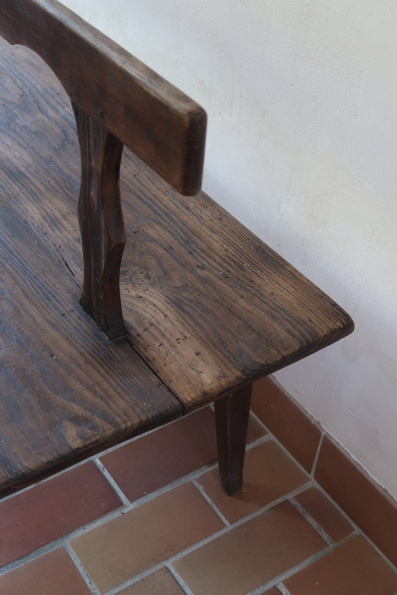 Banc rustique ancien bois massif chantourné, dossier ajouré montants festonnés, assise planche pleine patinée, mobilier vernaculaire français campagne