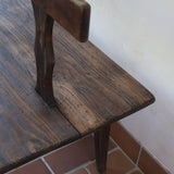 Banc rustique ancien bois massif chantourné, dossier ajouré montants festonnés, assise planche pleine patinée, mobilier vernaculaire français campagne
