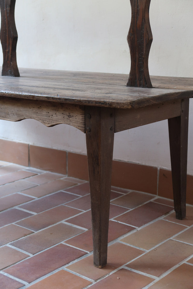Banc rustique ancien bois massif chantourné, dossier ajouré montants festonnés, assise planche pleine patinée, mobilier vernaculaire français campagne