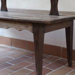 Banc rustique ancien bois massif chantourné, dossier ajouré montants festonnés, assise planche pleine patinée, mobilier vernaculaire français campagne