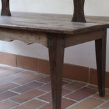 Banc rustique ancien bois massif chantourné, dossier ajouré montants festonnés, assise planche pleine patinée, mobilier vernaculaire français campagne