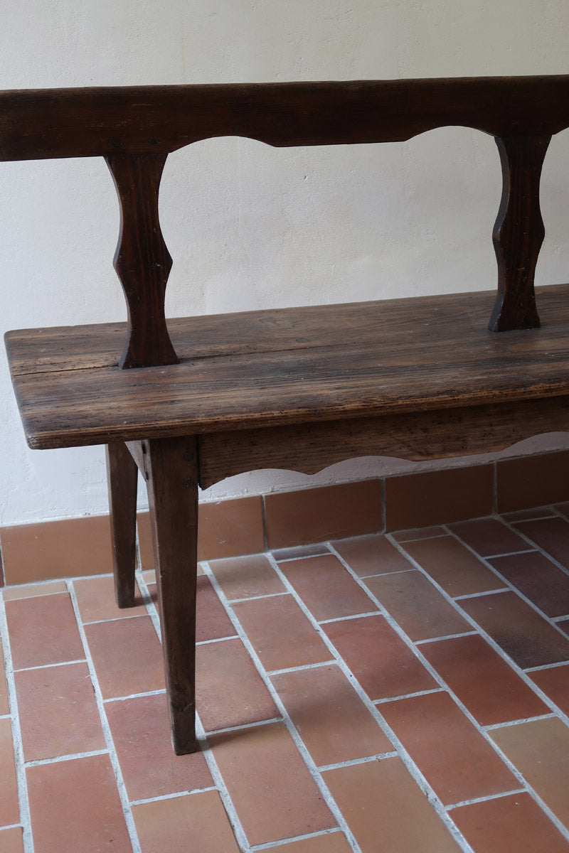 Banc rustique ancien bois massif chantourné, dossier ajouré montants festonnés, assise planche pleine patinée, mobilier vernaculaire français campagne