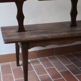 Banc rustique ancien bois massif chantourné, dossier ajouré montants festonnés, assise planche pleine patinée, mobilier vernaculaire français campagne