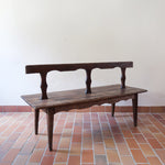 Banc rustique ancien bois massif chantourné, dossier ajouré montants festonnés, assise planche pleine patinée, mobilier vernaculaire français campagne