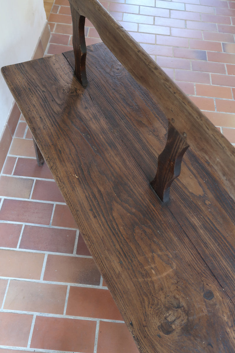 Banc rustique ancien bois massif chantourné, dossier ajouré montants festonnés, assise planche pleine patinée, mobilier vernaculaire français campagne