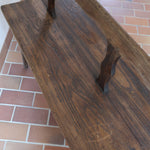 Banc rustique ancien bois massif chantourné, dossier ajouré montants festonnés, assise planche pleine patinée, mobilier vernaculaire français campagne