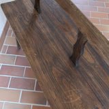 Banc rustique ancien bois massif chantourné, dossier ajouré montants festonnés, assise planche pleine patinée, mobilier vernaculaire français campagne
