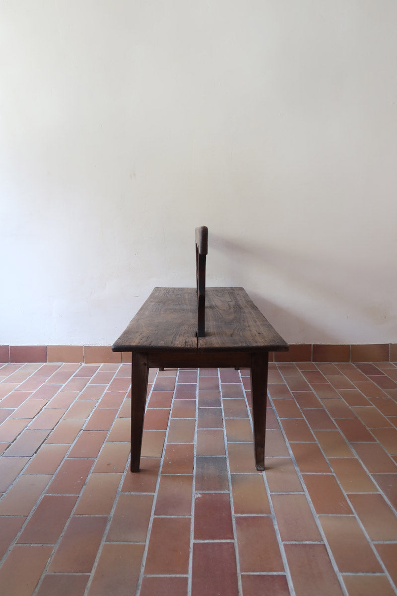 Banc rustique ancien bois massif chantourné, dossier ajouré montants festonnés, assise planche pleine patinée, mobilier vernaculaire français campagne