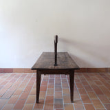Banc rustique ancien bois massif chantourné, dossier ajouré montants festonnés, assise planche pleine patinée, mobilier vernaculaire français campagne