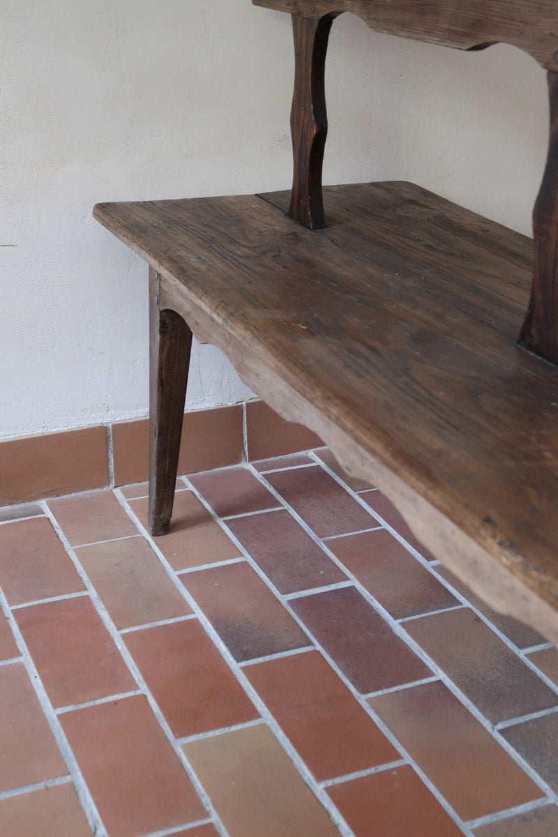 Banc rustique ancien bois massif chantourné, dossier ajouré montants festonnés, assise planche pleine patinée, mobilier vernaculaire français campagne