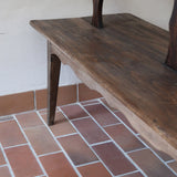 Banc rustique ancien bois massif chantourné, dossier ajouré montants festonnés, assise planche pleine patinée, mobilier vernaculaire français campagne