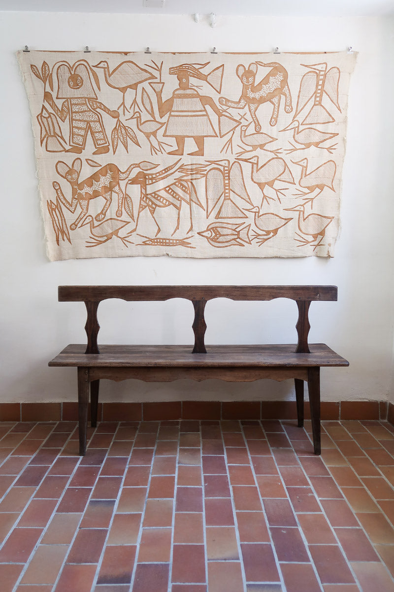 Banc rustique ancien bois massif chantourné, dossier ajouré montants festonnés, assise planche pleine patinée, mobilier vernaculaire français campagne