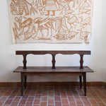 Banc rustique ancien bois massif chantourné, dossier ajouré montants festonnés, assise planche pleine patinée, mobilier vernaculaire français campagne