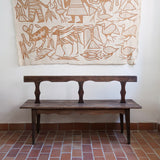 Banc rustique ancien bois massif chantourné, dossier ajouré montants festonnés, assise planche pleine patinée, mobilier vernaculaire français campagne