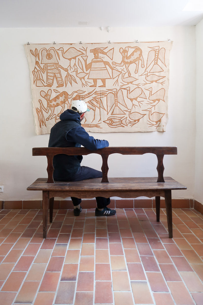 Banc rustique ancien bois massif chantourné, dossier ajouré montants festonnés, assise planche pleine patinée, mobilier vernaculaire français campagne
