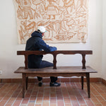 Banc rustique ancien bois massif chantourné, dossier ajouré montants festonnés, assise planche pleine patinée, mobilier vernaculaire français campagne