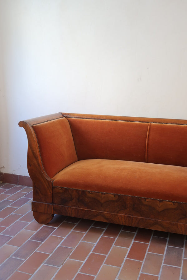 Banquette Art déco vintage années 30, bâti en ronce de noyer, accotoirs en crosse enveloppants, garniture d'origine en velours orange à clous tapissiers