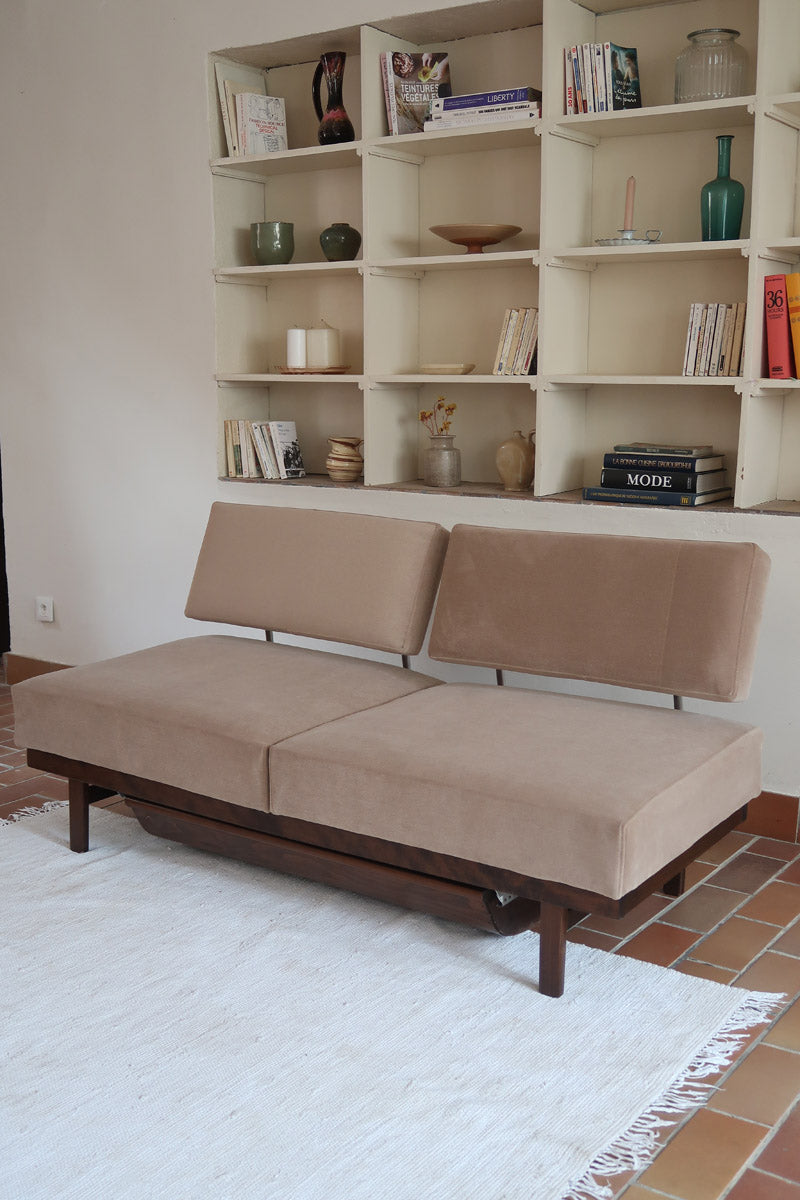 Banquette convertible vintage années 50-60, bâti bois, supports de dossier tube chromé cintré, velours taupe, tiroir de rangement