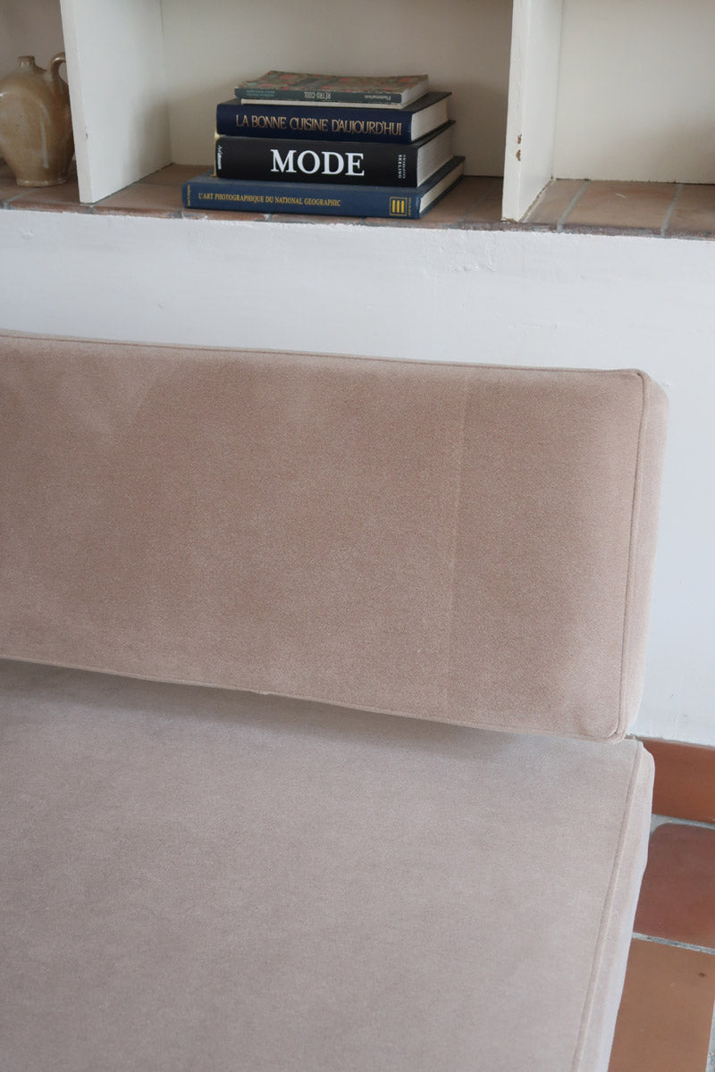 Banquette convertible vintage années 50-60, bâti bois, supports de dossier tube chromé cintré, velours taupe, tiroir de rangement