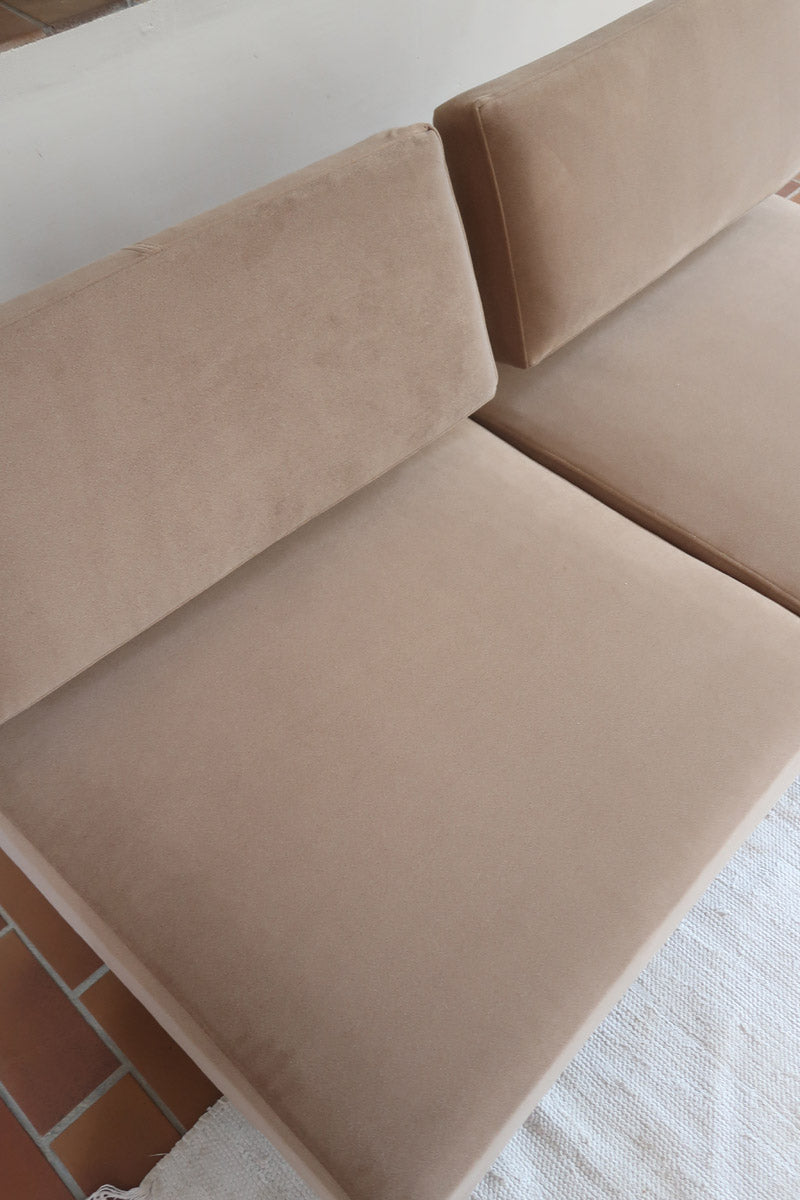 Banquette convertible vintage années 50-60, bâti bois, supports de dossier tube chromé cintré, velours taupe, tiroir de rangement