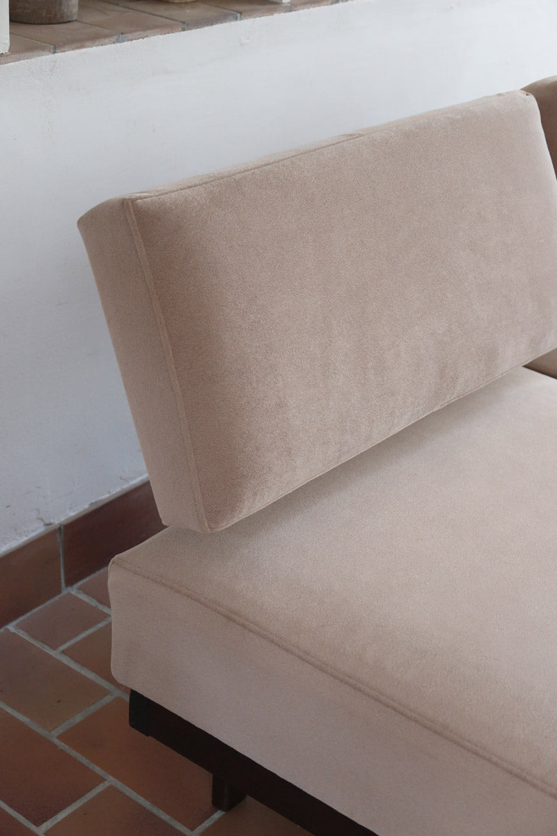 Banquette convertible vintage années 50-60, bâti bois, supports de dossier tube chromé cintré, velours taupe, tiroir de rangement
