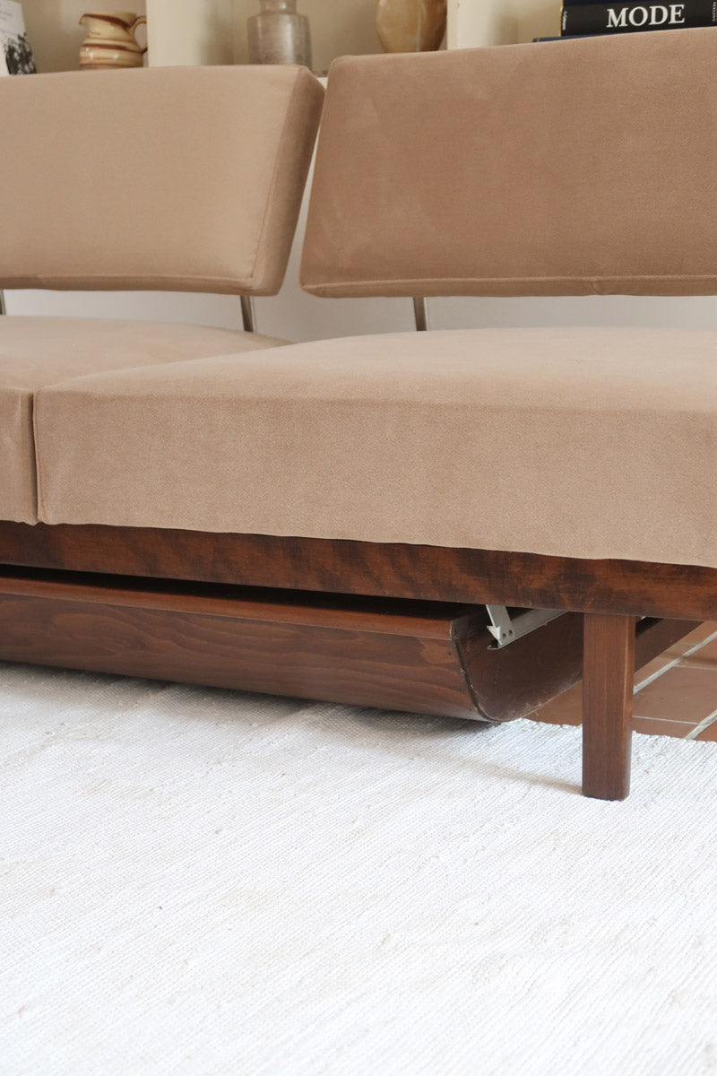 Banquette convertible vintage années 50-60, bâti bois, supports de dossier tube chromé cintré, velours taupe, tiroir de rangement