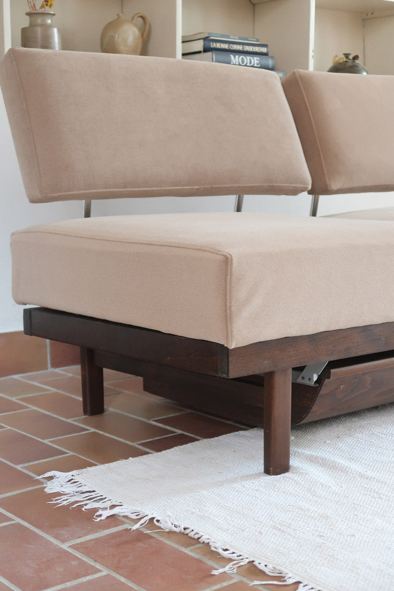 Banquette convertible vintage années 50-60, bâti bois, supports de dossier tube chromé cintré, velours taupe, tiroir de rangement
