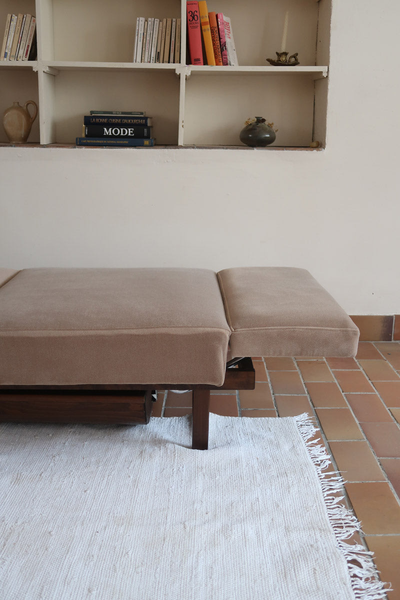 Banquette convertible vintage années 50-60, bâti bois, supports de dossier tube chromé cintré, velours taupe, tiroir de rangement