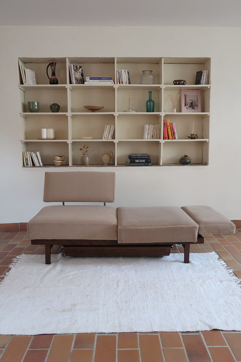 Banquette convertible vintage années 50-60, bâti bois, supports de dossier tube chromé cintré, velours taupe, tiroir de rangement