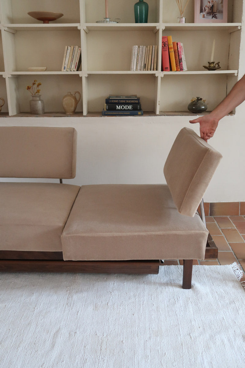 Banquette convertible vintage années 50-60, bâti bois, supports de dossier tube chromé cintré, velours taupe, tiroir de rangement