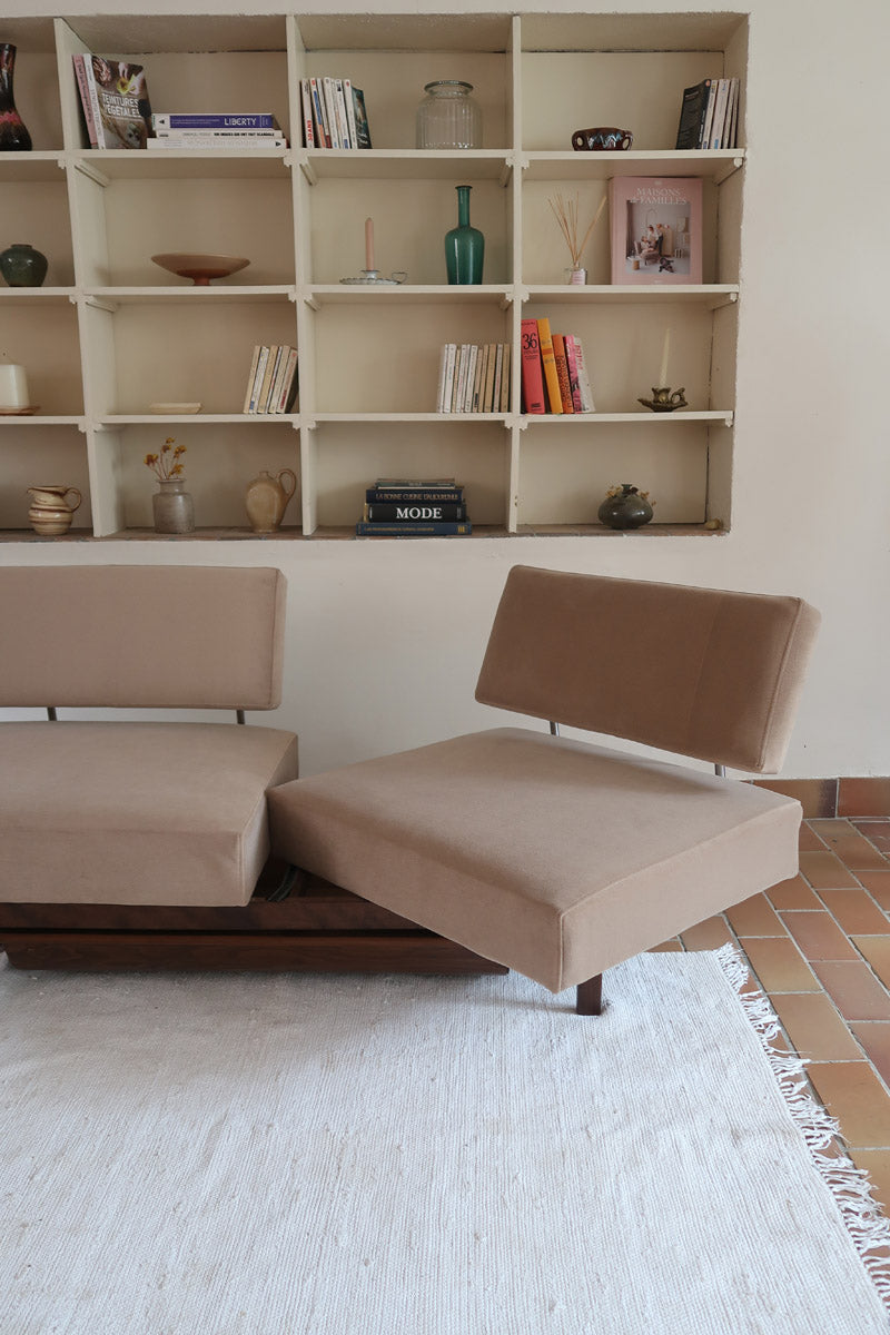 Banquette convertible vintage années 50-60, bâti bois, supports de dossier tube chromé cintré, velours taupe, tiroir de rangement