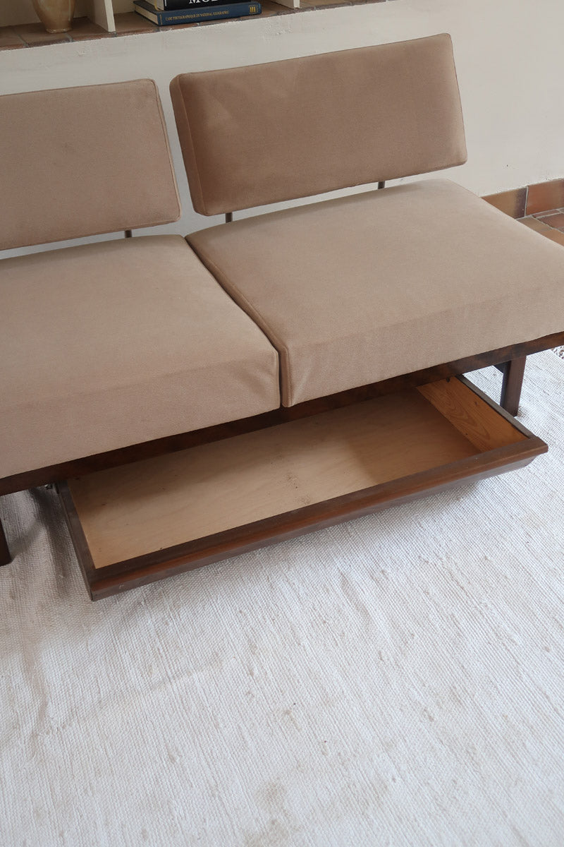 Banquette convertible vintage années 50-60, bâti bois, supports de dossier tube chromé cintré, velours taupe, tiroir de rangement