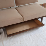 Banquette convertible vintage années 50-60, bâti bois, supports de dossier tube chromé cintré, velours taupe, tiroir de rangement