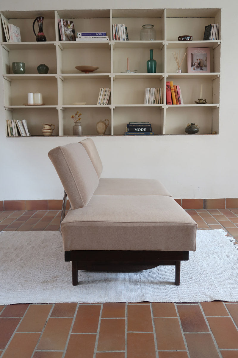 Banquette convertible vintage années 50-60, bâti bois, supports de dossier tube chromé cintré, velours taupe, tiroir de rangement