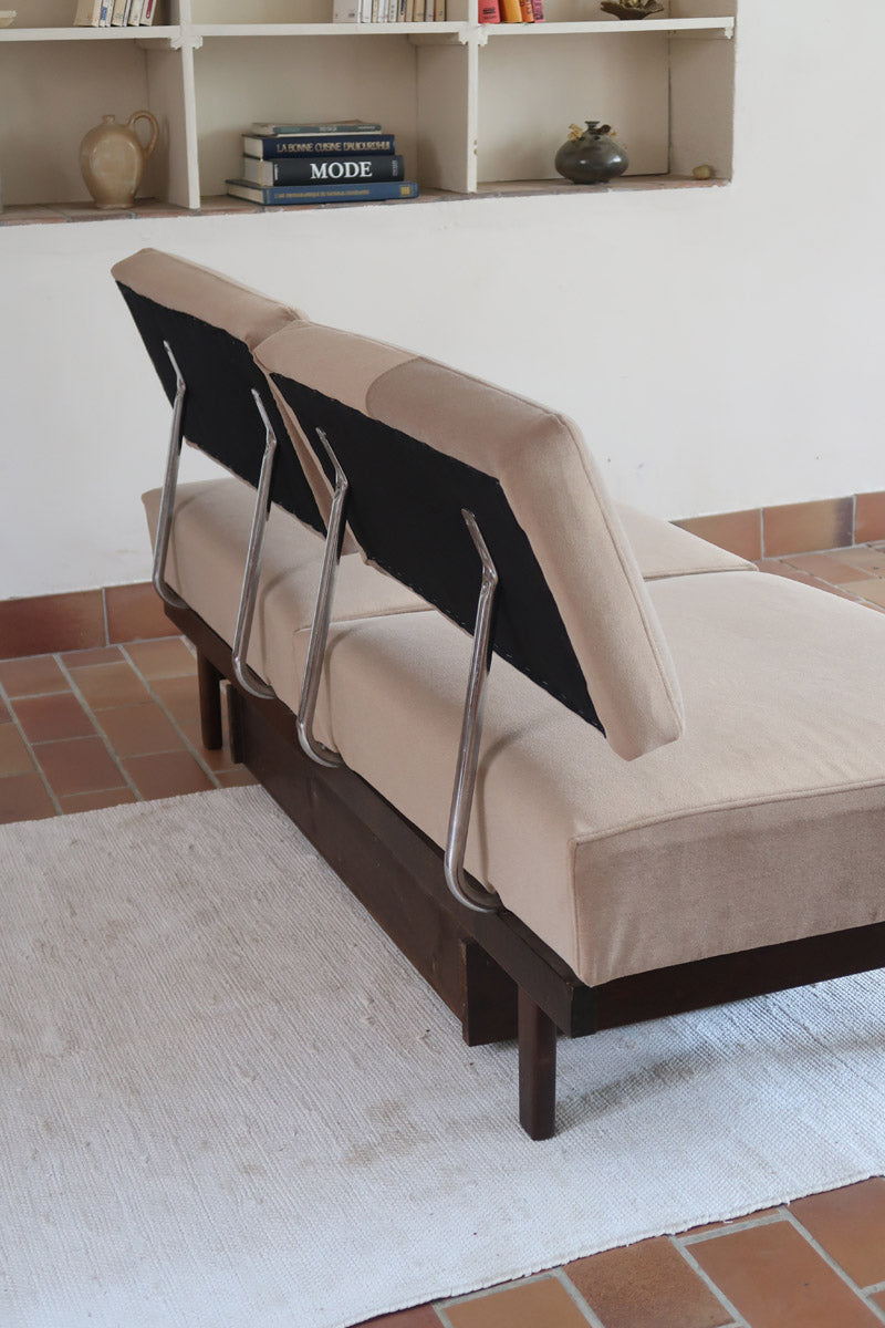 Banquette convertible vintage années 50-60, bâti bois, supports de dossier tube chromé cintré, velours taupe, tiroir de rangement