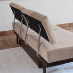 Banquette convertible vintage années 50-60, bâti bois, supports de dossier tube chromé cintré, velours taupe, tiroir de rangement