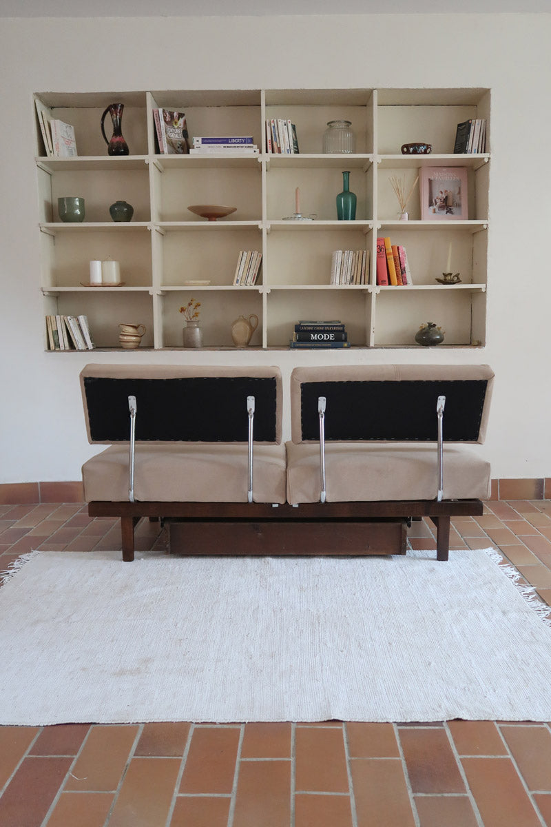 Banquette convertible vintage années 50-60, bâti bois, supports de dossier tube chromé cintré, velours taupe, tiroir de rangement