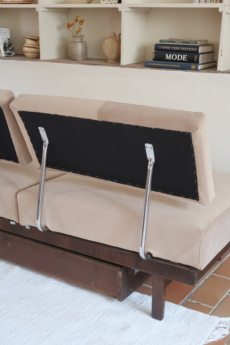 Banquette convertible vintage années 50-60, bâti bois, supports de dossier tube chromé cintré, velours taupe, tiroir de rangement