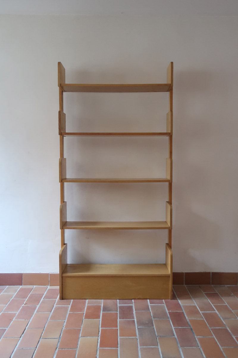 Étagère scandinave vintage en bois clair des années 60 avec montants arrondis.