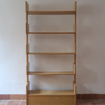 Étagère scandinave vintage en bois clair des années 60 avec montants arrondis.