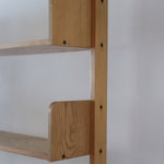 Étagère scandinave vintage en bois clair des années 60 avec montants arrondis.