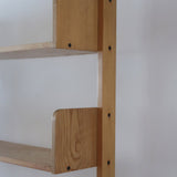 Étagère scandinave vintage en bois clair des années 60 avec montants arrondis.