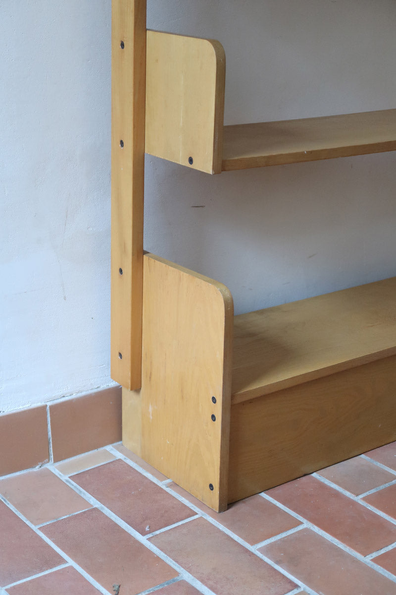 Étagère scandinave vintage en bois clair des années 60 avec montants arrondis.